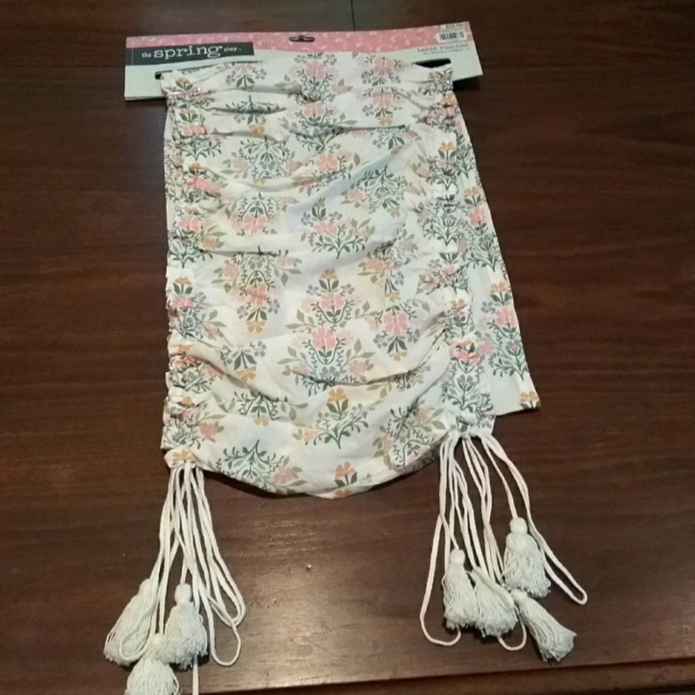 Flower print table runner